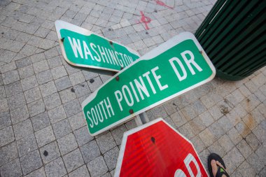 Miami Beach, Florida, ABD - 11 Eylül 2017: Irma Kasırgası'ndan sonra miami plajına düşen yol işaretleri