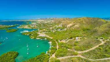 Güzel Porto Riko kıyıları ve Karayip denizi havadan görünümü