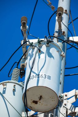 Trafo ve teller ABD ile elektrik direği