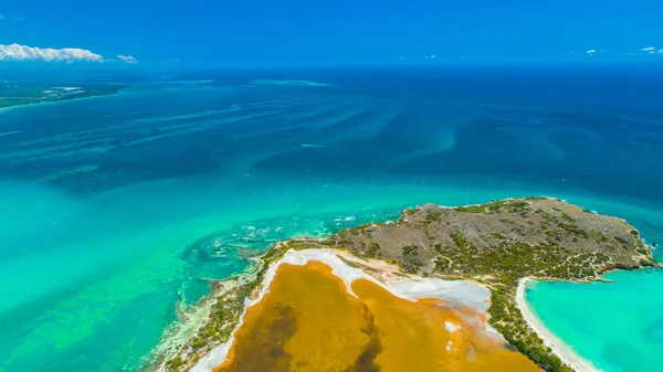 Widok Lotu Ptaka Plażę Playa Sucia Słone Jeziora Punta Jaguey — Zdjęcie stockowe