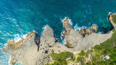 Güzel Porto Riko kıyıları ve Karayip denizi havadan görünümü
