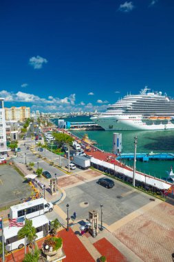 tarihi bölge Old San Juan, Porto Riko yakınında demirlemiş yolcu gemisi havadan görünümü