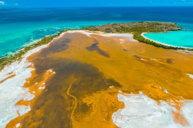 Punta Jaguey, Porto Riko Playa Sucia plaj ve Tuz göllerhavadan görünümü