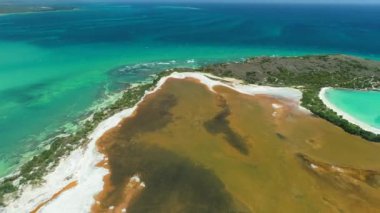 Punta Jaguey, Porto Riko Playa Sucia plaj ve Tuz göllerhavadan görünümü