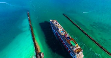 Miami limanından Atlantik Okyanusu'na giren Cruise gemisinin (Ncl Getaway) havadan görünümü, Florida, ABD
