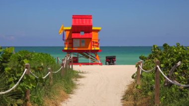 Renkli Art Deco tarzında Cankurtaran kulesi, arka planda mavi gökyüzü ve Atlantik Okyanusu, Miami plajı, South Beach, Florida
