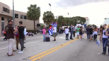 Miami, Little Havana, Florida, ABD - 26 Kasım 2016: Miami'deki Little Havana'da Fidel Castro'nun ölümünü kutlayan lar