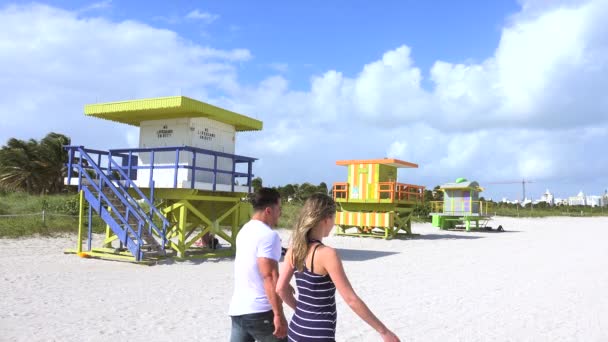 Wieże Lifeguard Kolorowym Stylu Art Deco Błękitnym Niebem Oceanem Atlantyckim — Wideo stockowe