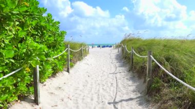arka planda plaja, mavi gökyüzüne ve Atlantik Okyanusu'na giden yol, Miami plajı, South Beach, Florida