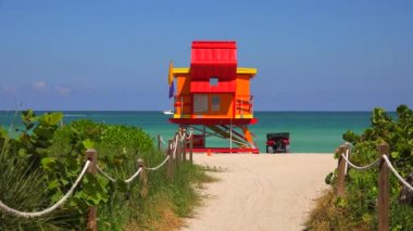 Renkli Art Deco tarzında Cankurtaran kulesi, arka planda mavi gökyüzü ve Atlantik Okyanusu, Miami plajı, South Beach, Florida