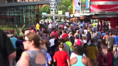 florida, ABD'de universal orlando resort yürüyen insanlar