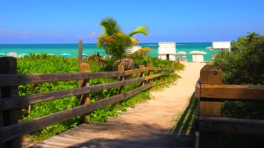 arka planda plaja, mavi gökyüzüne ve Atlantik Okyanusu'na giden yol, Miami plajı, South Beach, Florida