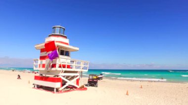 Renkli Art Deco tarzında Cankurtaran kulesi, arka planda mavi gökyüzü ve Atlantik Okyanusu, Miami plajı, South Beach, Florida