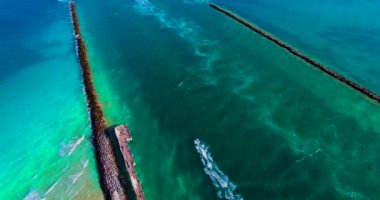 Miami limanından Atlantik Okyanusu'na giren teknelerin havadan görünümü, Florida, ABD