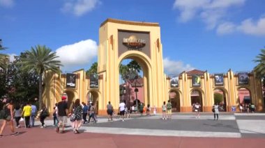 Orlando, Florida Universal Studios girişine yürüyen insanlar