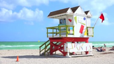 Renkli Art Deco tarzında Cankurtaran kulesi, arka planda mavi gökyüzü ve Atlantik Okyanusu, Miami plajı, South Beach, Florida