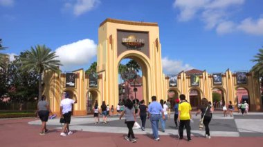 Orlando, Florida Universal Studios girişine yürüyen insanlar