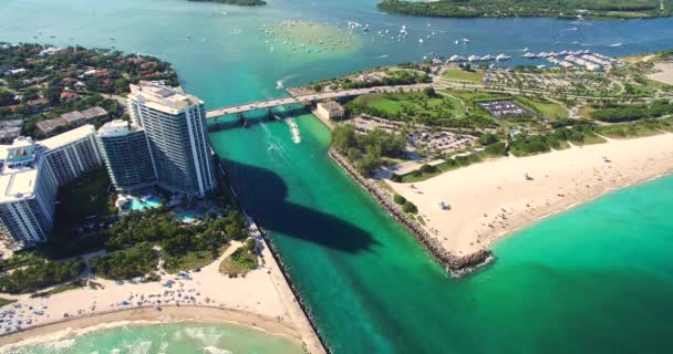 Miami Beach Florida Abd Körfez Üzerindeki Köprünün Havadan Görünümü — Stok video