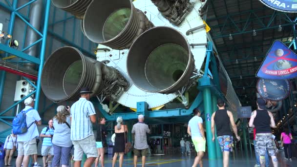 Mensen Die Apollo Saturn Center Bezoeken Space Hangar Met Rocket — Stockvideo