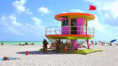 Renkli Art Deco tarzında Cankurtaran kulesi, arka planda mavi gökyüzü ve Atlantik Okyanusu, Miami plajı, South Beach, Florida