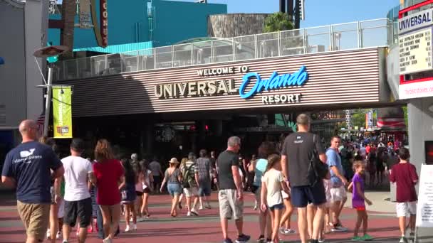 Mensen Die Naar Universal Orlando Resort Florida Usa Lopen — Stockvideo