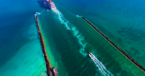 アメリカ合衆国フロリダ州マイアミ港から大西洋に入るクルーズ船 Ncl Getaway の航空写真 — ストック動画