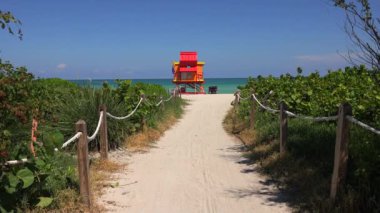 Renkli Art Deco tarzında Cankurtaran kulesi, arka planda mavi gökyüzü ve Atlantik Okyanusu, Miami plajı, South Beach, Florida