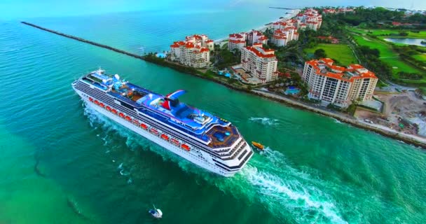 アメリカ合衆国フロリダ州マイアミ港から大西洋に入るクルーズ船 カーニバルマジック の航空写真 — ストック動画