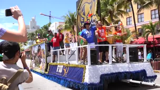 Miami Florida Abril 2016 Personas Que Asisten Desfile Anual Del — Vídeos de Stock