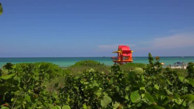 Renkli Art Deco tarzında Cankurtaran kulesi, arka planda mavi gökyüzü ve Atlantik Okyanusu, Miami plajı, South Beach, Florida