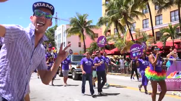 Miami Florida Abril 2016 Personas Que Asisten Desfile Anual Del — Vídeos de Stock