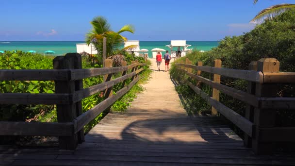 Personas Caminando Por Camino Playa Cielo Azul Océano Atlántico Fondo — Vídeos de Stock