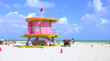 Renkli Art Deco tarzında Cankurtaran kulesi, arka planda mavi gökyüzü ve Atlantik Okyanusu, Miami plajı, South Beach, Florida