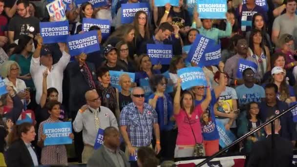People Supporting Hillary Clinton Miami Dade College — Stock Video