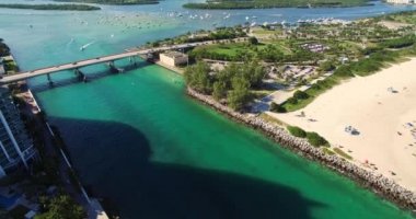 Miami Beach, Florida, ABD'de körfez üzerindeki köprünün havadan görünümü