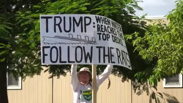 Mujer Sosteniendo Pancarta Sobre Trump Miami Dade College — Vídeos de Stock
