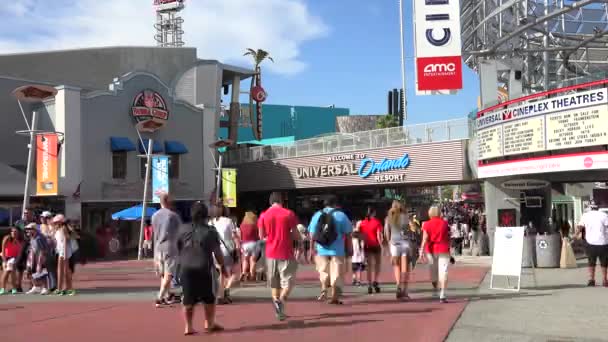 Mensen Die Naar Universal Orlando Resort Florida Usa Lopen — Stockvideo