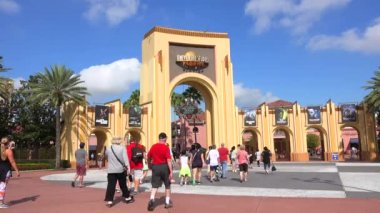 Orlando, Florida Universal Studios girişine yürüyen insanlar