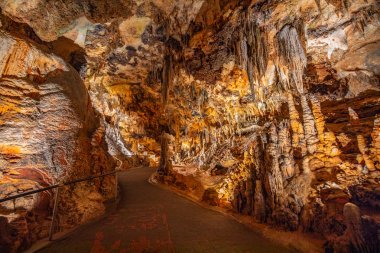 Luray Mağaraları'ndaki mağara sarkıtları, dikitler ve diğer oluşumlar. Va. Amerika Birleşik Devletleri.