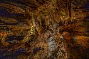 Luray Mağaraları'ndaki mağara sarkıtları, dikitler ve diğer oluşumlar. Va. Amerika Birleşik Devletleri.