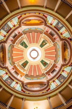 Abd. ıllinois. St. Louis'de. Haziran 2019: Downtown St. Louis'deki Eski Adliye Binası. Rotunda asılı 33 yıldız ile süslenmiş Garnizon bayrağının kopyası