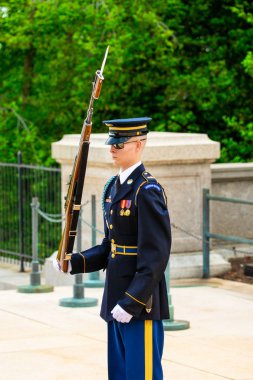 Abd. Washington Washington'da. Haziran 2019: Arlington ulusal mezarlığında Meçhul Asker mezarı yakınında nöbet değişimi