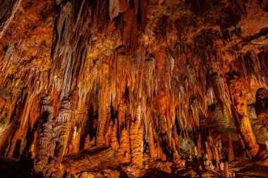 Luray Mağaraları'ndaki mağara sarkıtları, dikitler ve diğer oluşumlar. Va. Amerika Birleşik Devletleri.