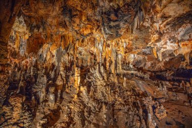 Luray Mağaraları'ndaki mağara sarkıtları, dikitler ve diğer oluşumlar. Va. Amerika Birleşik Devletleri.