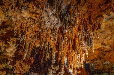 Luray Mağaraları'ndaki mağara sarkıtları, dikitler ve diğer oluşumlar. Va. Amerika Birleşik Devletleri.