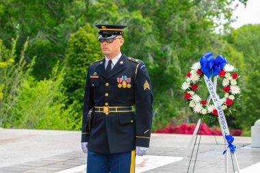 Abd. Washington Washington'da. Haziran 2019: Arlington ulusal mezarlığında Meçhul Asker mezarı yakınında nöbet değişimi