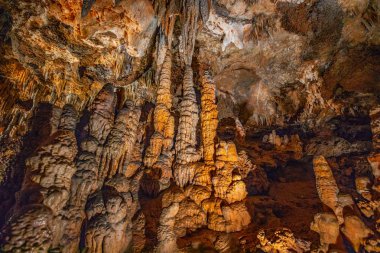 Luray Mağaraları'ndaki mağara sarkıtları, dikitler ve diğer oluşumlar. Va. Amerika Birleşik Devletleri.