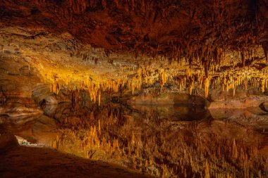 Luray Mağaraları'ndaki mağara sarkıtları, dikitler ve diğer oluşumlar. Va. Amerika Birleşik Devletleri.