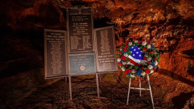 Luray Mağaraları'ndaki mağara sarkıtları, dikitler ve diğer oluşumlar. Va. Amerika Birleşik Devletleri.