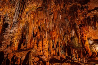 Luray Mağaraları'ndaki mağara sarkıtları, dikitler ve diğer oluşumlar. Va. Amerika Birleşik Devletleri.